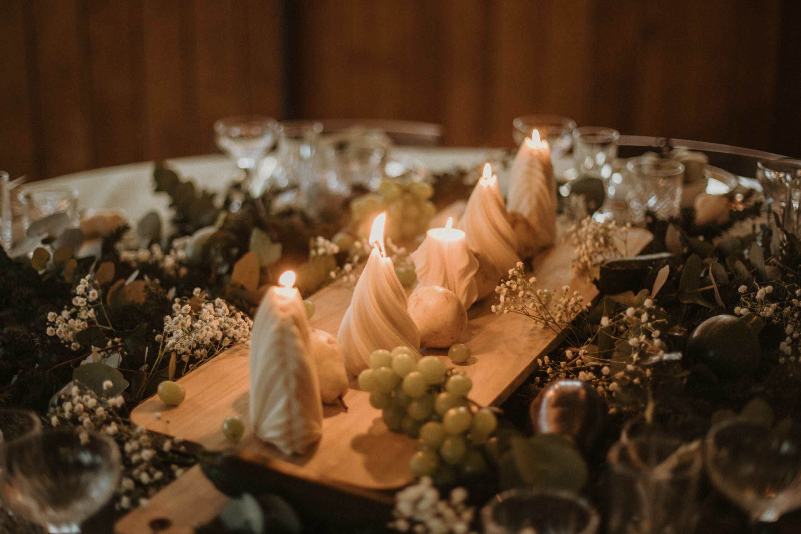 Bougie Atelier Crédo illuminée lors d'un dîner