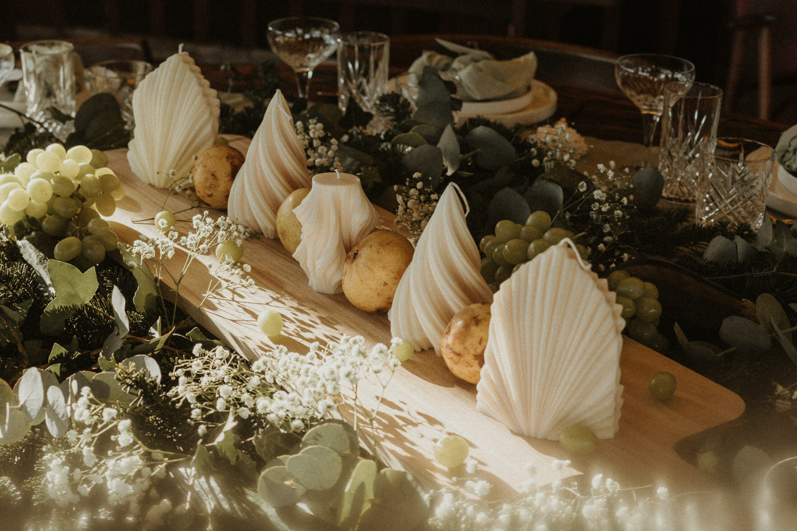 Composition de table avec bougies artisanales Atelier Crédo