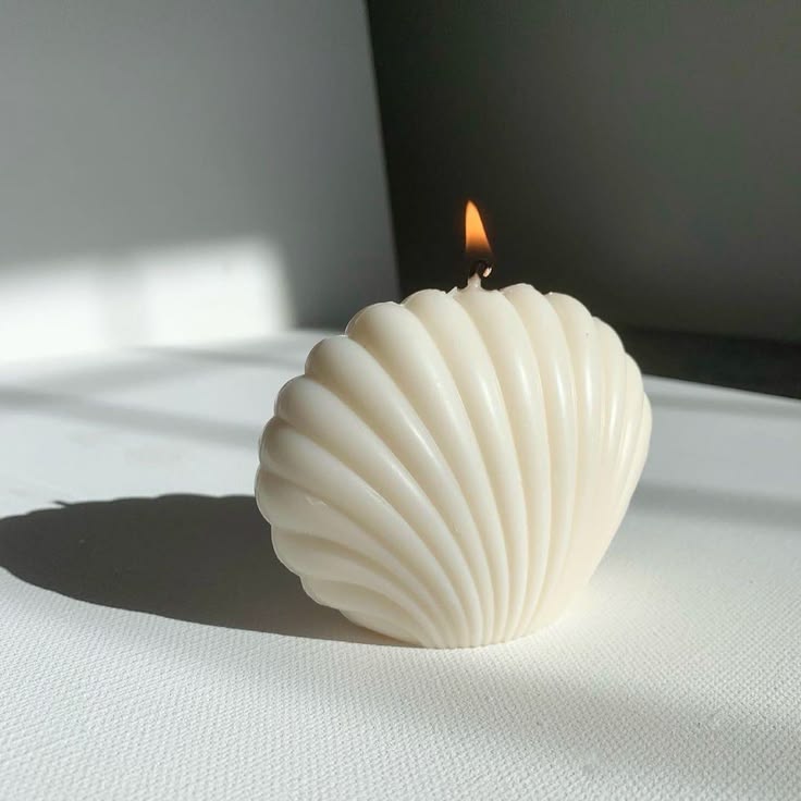 Pourquoi ma bougie fait de la fumée noire ? Causes et solutions